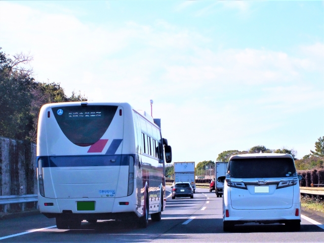 しずてつバスと東名高速道路