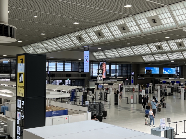 空港チェックインカウンター